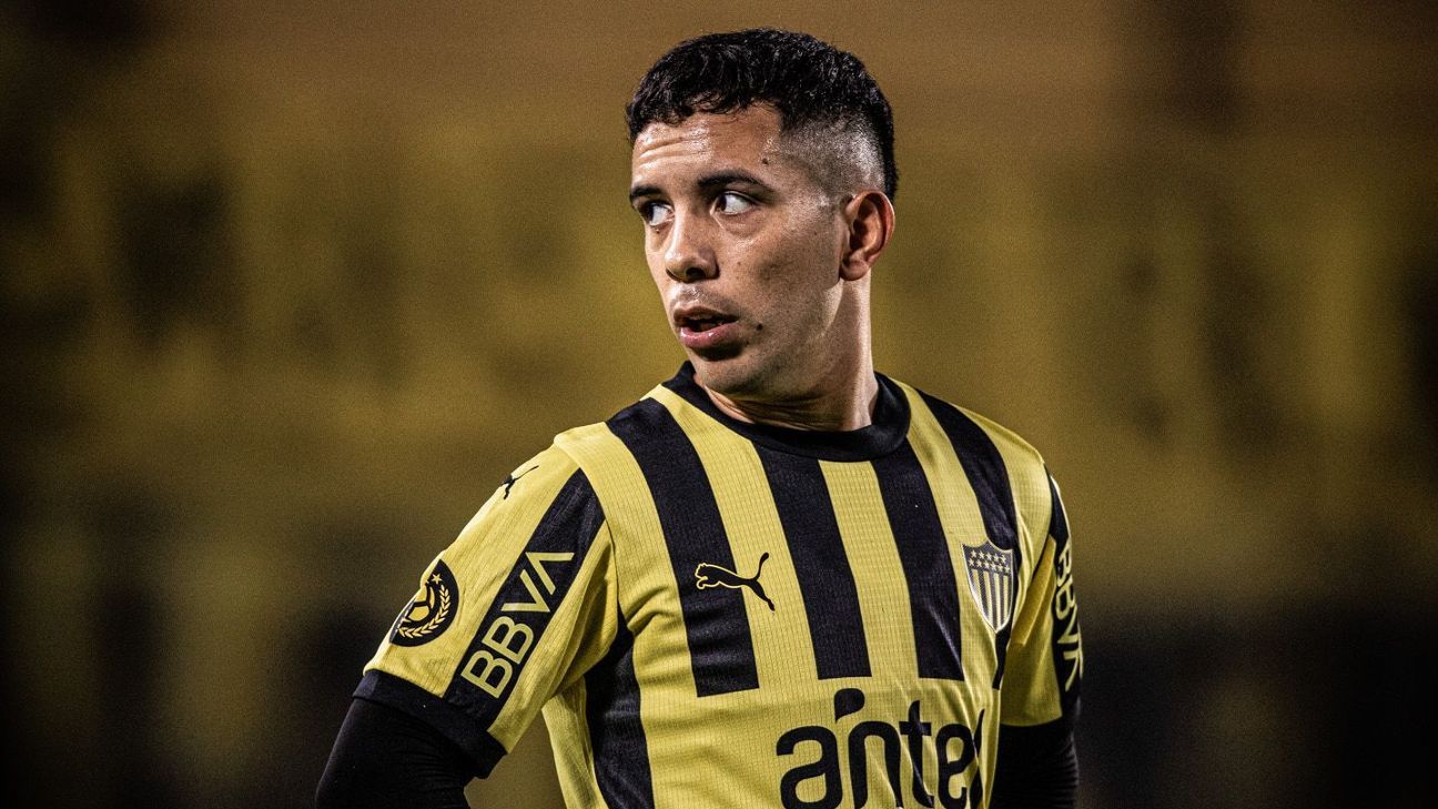 Leo Fernández en acción durante un partido con Peñarol, vistiendo la camiseta aurinegra, destacado por su desempeño con 19 goles y 17 asistencias en la temporada 2024.