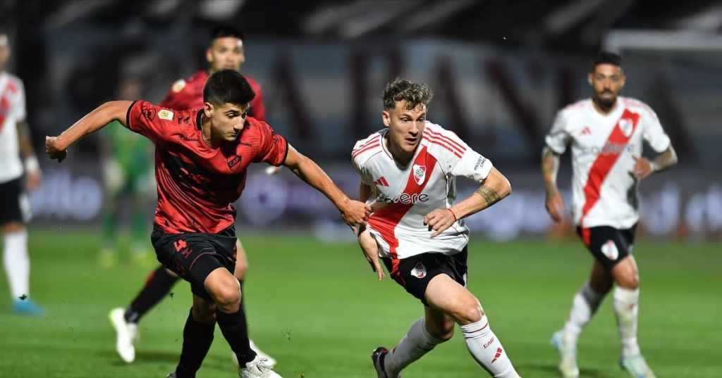 Facundo Colidio, jugador de River Plate, y un jugador de Platense disputando un balón.