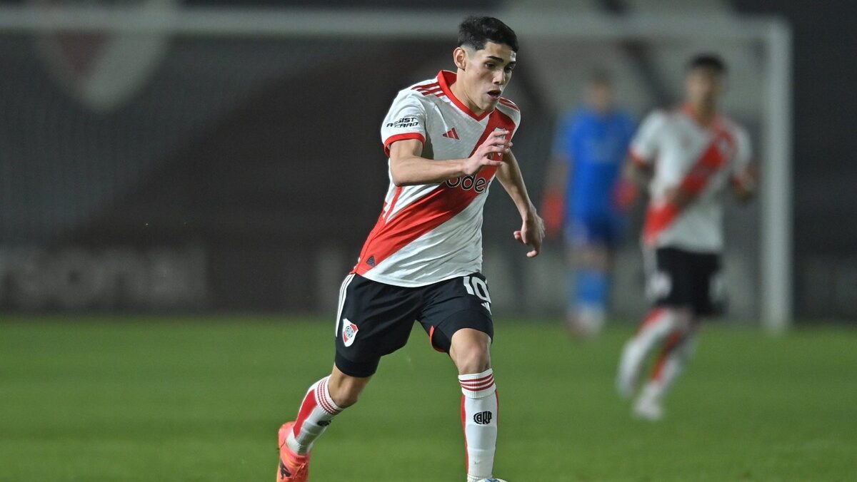 Santiago Lencina trasladando la pelota en un encuentro de River Plate